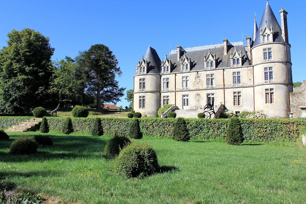 En vous promenant dans le parc vous découvrirez la façade sud du chateau réservée aux chambres d'hôtes