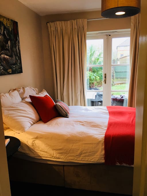 Bedroom with view and access to the garden