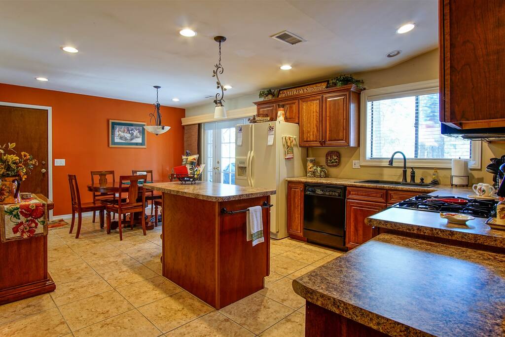 Stunning Kitchen & Dining Space