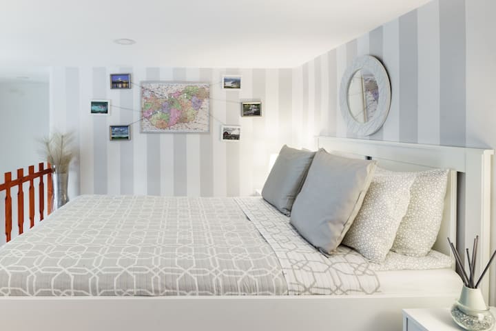 อพาร์ทเมนท์ "A ": เตียงแกลเลอรี่ที่ไม่เหมือนใครที่เพิ่มความอบอุ่นให้กับอพาร์ทเมนท์