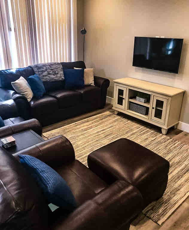 סלון, ספת קווין סייז. ריפוד נוסף לנוחותכם במידת הצורך. טלוויזיה חכמה עם כבלים. 2 כיסאות עור נוחים בגודל מעל. 