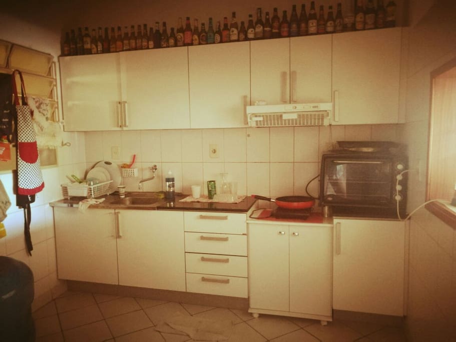 Cocina completa, microhondas, heladera, horno.