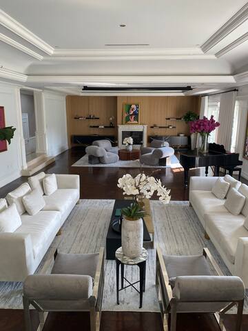 Walk to Rodeo Drive from a Palatial Villa in Beverly Hills gallery image 4