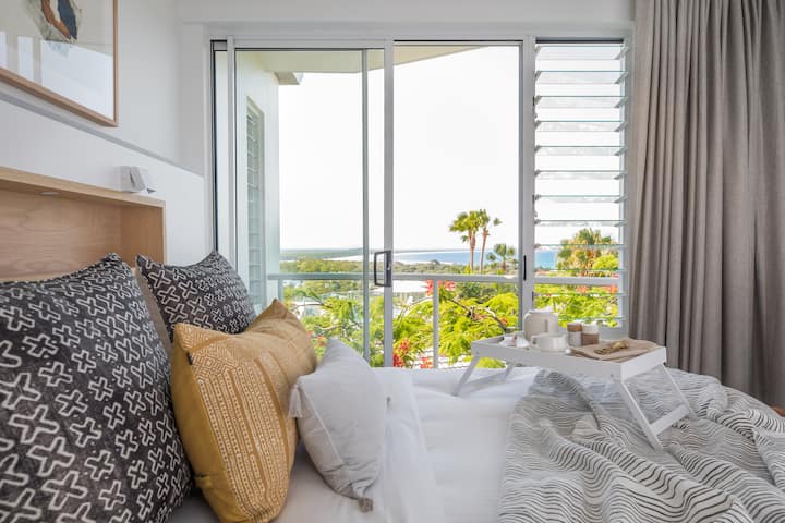 Slaapkamer drie, balkon en uitzicht op de oceaan