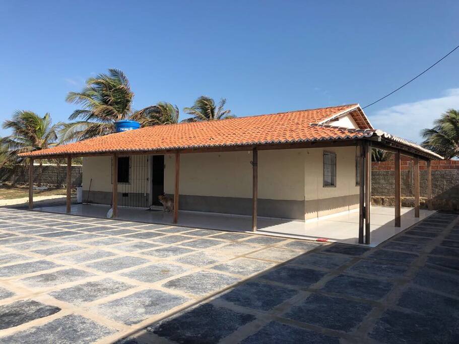 Casa nova com varanda em L, bem arejada e espaçosa, com 210 m2: 3 quartos, 2 banheiros, cozinha, comporta 6 carros