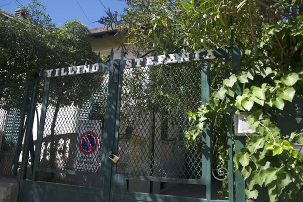 Il cancello di ingresso. The entrance gate.