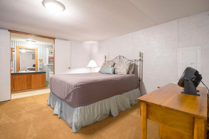 ห้องนอนใหญ่มีเตียงบนหมอนควีนไซส์ที่สะดวกสบายมาก