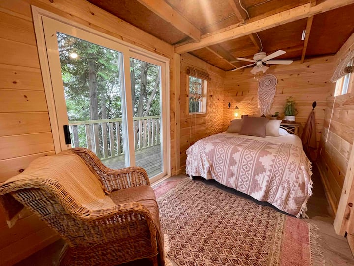 ห้องสวีทส่วนตัวพร้อมเตียงควีนไซส์และวิวทะเลสาบ