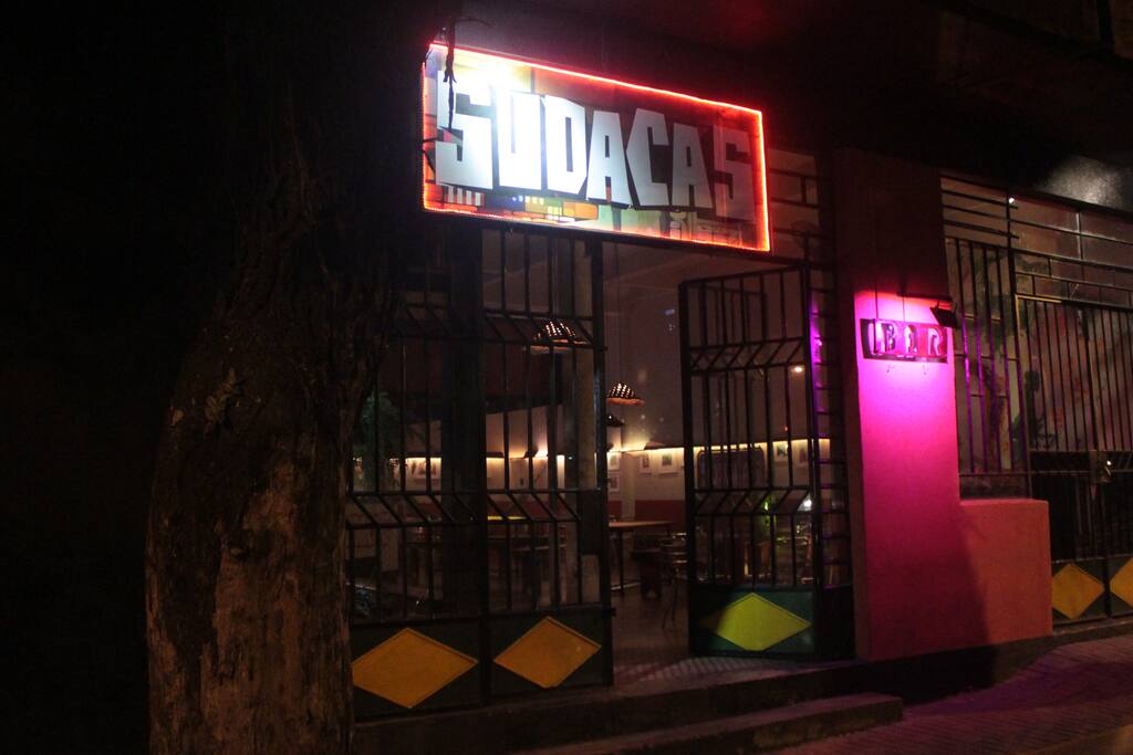 No térreo um bar com temática latino-americana, ótimo para fazer novas amizades.