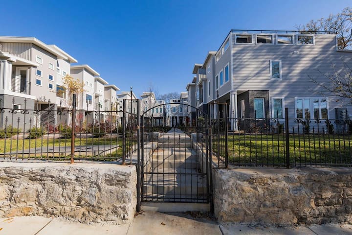 Modern 4 units 2 min to DT, 2 Rooftops, Garage