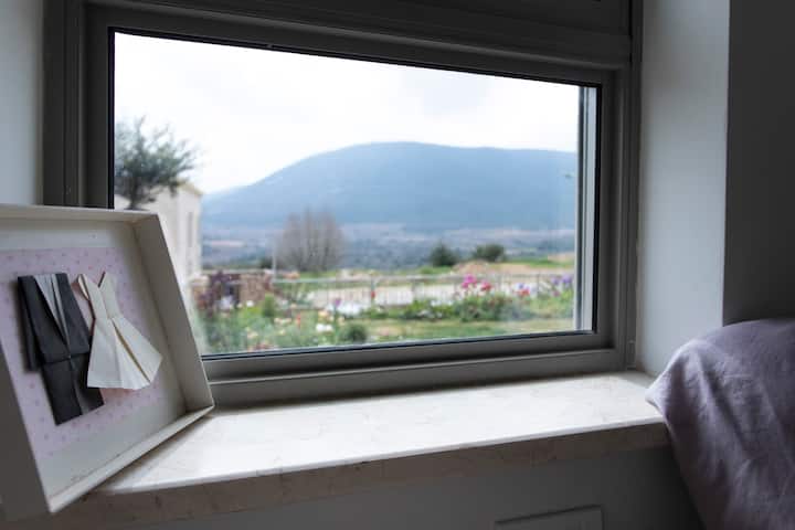 הנוף מחדר השינה המשקיף על הר מירון