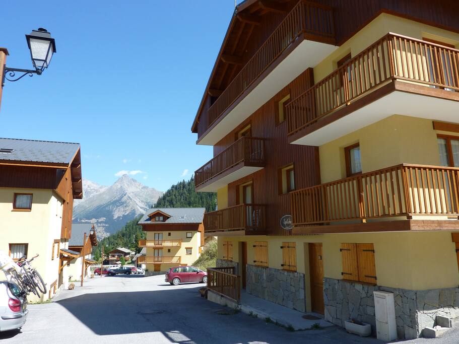 Quiet area of resort, but only 8 minutes walk to centre/and ski lifts. Or drive 1 minute down and park for free near to ski lifts