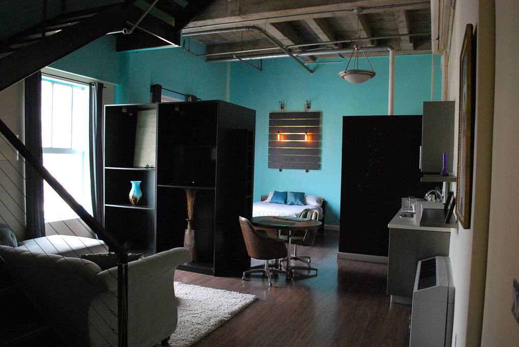 Private Suite, has own entry/exit.. full bath and kitchenette.
