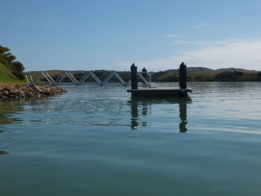 Floating pontoon