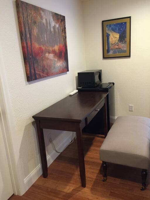 Desk/table