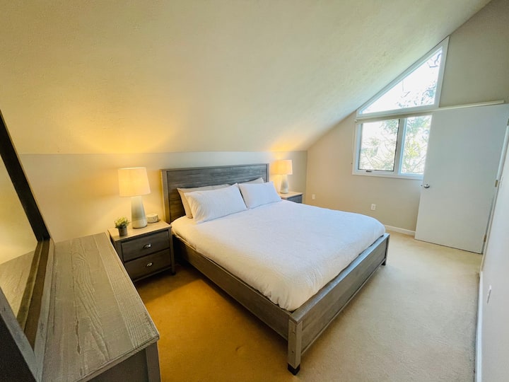Spálňa na poschodí s manželskou posteľou King