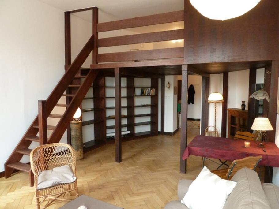 salon avec l'accès sur la mezzanine