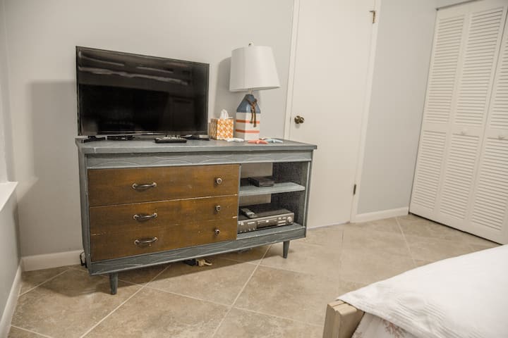 客房配有配有DVD播放机的电视