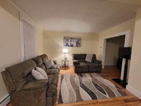 Top Airbnb: Center of Lenox, cozy Apartment 2-bedroom in Lenox