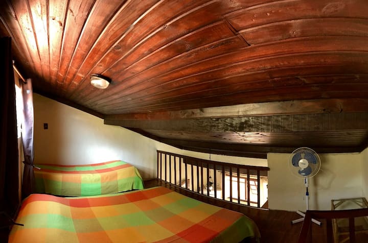 Mezzanine yenye kitanda cha watu wawili na kitanda cha mtu mmoja