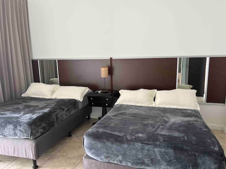 חדר מספר 6 (2 מיטות מלאות)