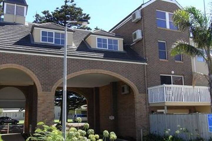 Pertobe Rd Beach House gallery image 3