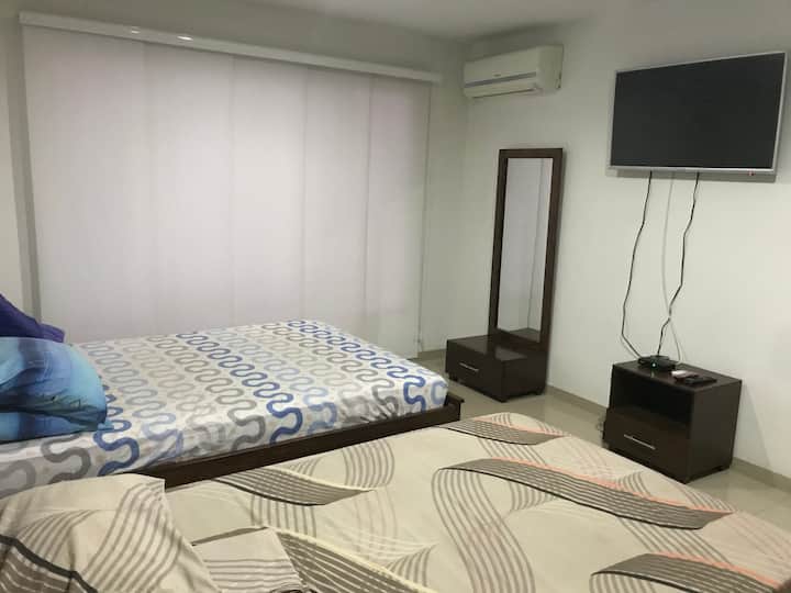 חדר שינה 3: 2 מיטות זוגיות, שידה, שידת לילה, טלוויזיה, מיזוג אוויר וארון.