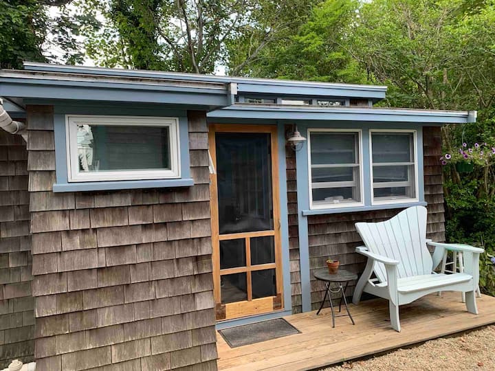 Wooded studio apartment in Woods Hole village Guesthouses for Rent in