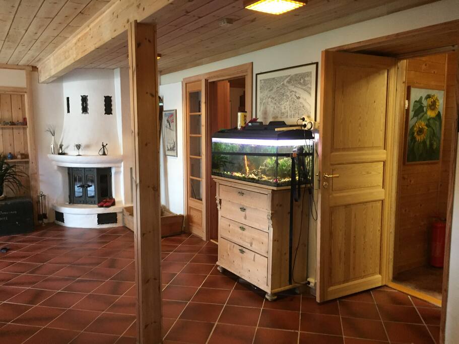 Felles hall. Eget soverom til venstre for akvariet, eget bad til høyre.
Shared hall. Private bedroom to the left, door to private bathroom to the right.
