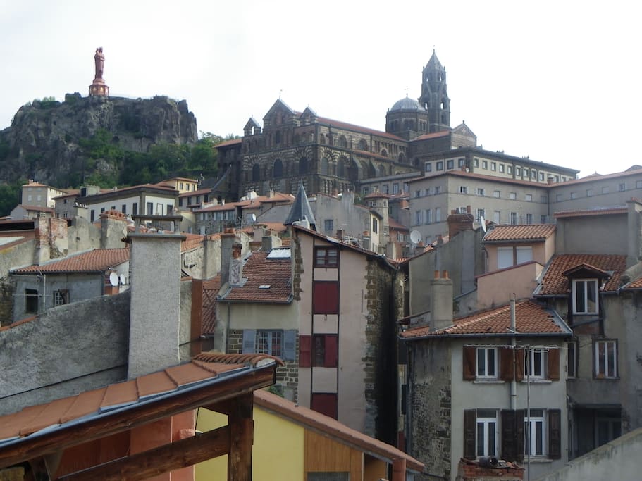 Vue sur les monuments du Puy