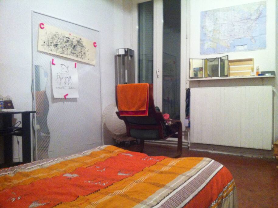 Matelas deux places sur un sommier en palette de bois