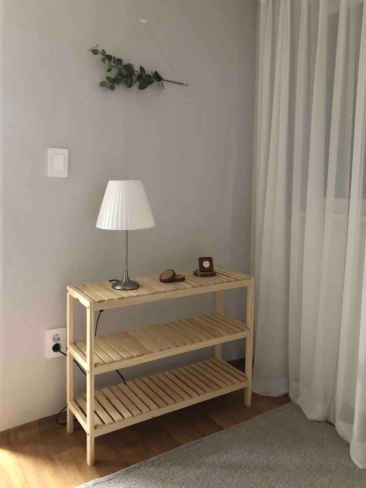 Toto je malá izba. Vďaka zapnutiu stojana je miestnosť oveľa útulnejšia.