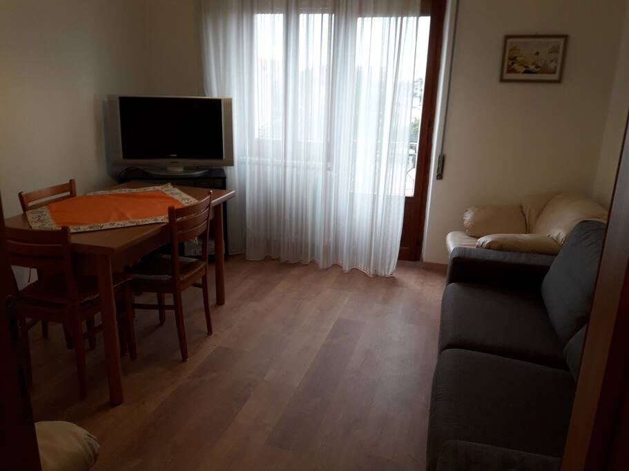 SALOTTO CON DIVANO LETTO MATRIMONIALE
