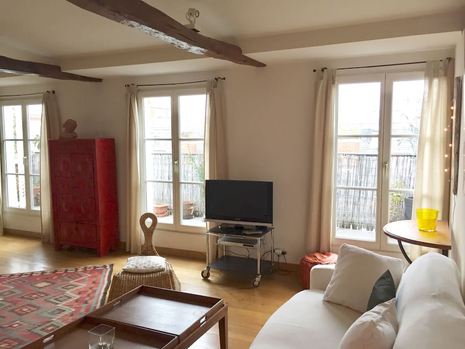 Living room (with its balcony)