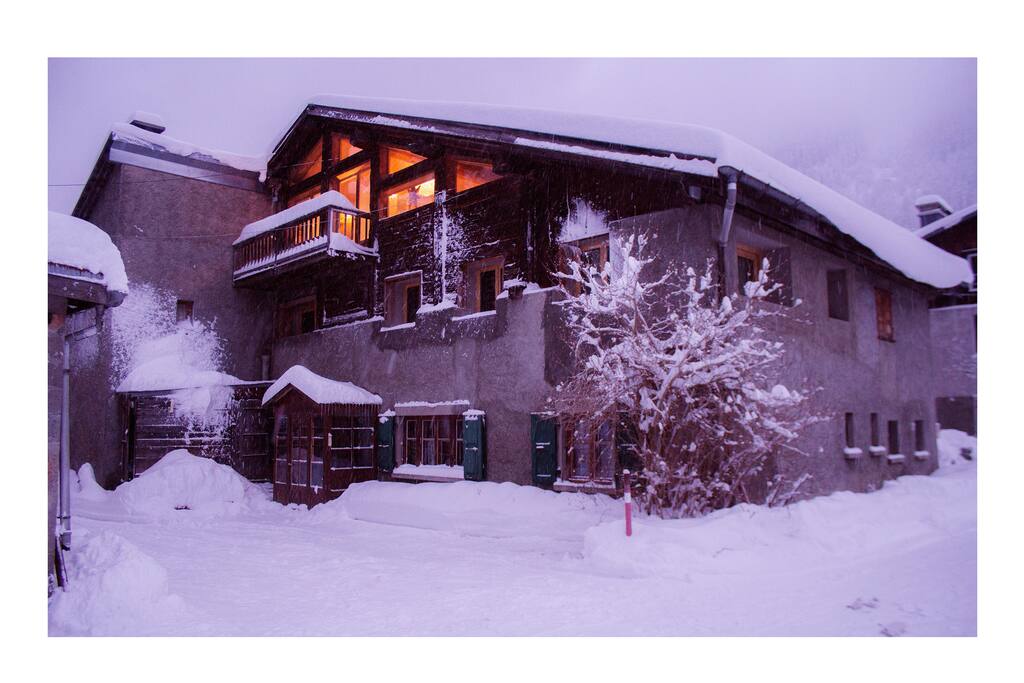 la casa si trova in
uno chalet di 250 anni nel cuore del villaggio les Grassonet