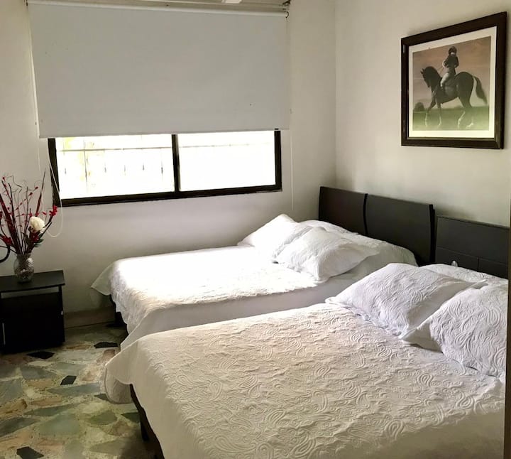 Este cuarto cuenta con dos camas dobles las cuales tienen colchones nuevos muy confortables.
Tiene arie acondicionado y  el baño queda al frente de la habitación.
Cuenta con iluminacion muy bonita y es un lugar muy tranquilo.