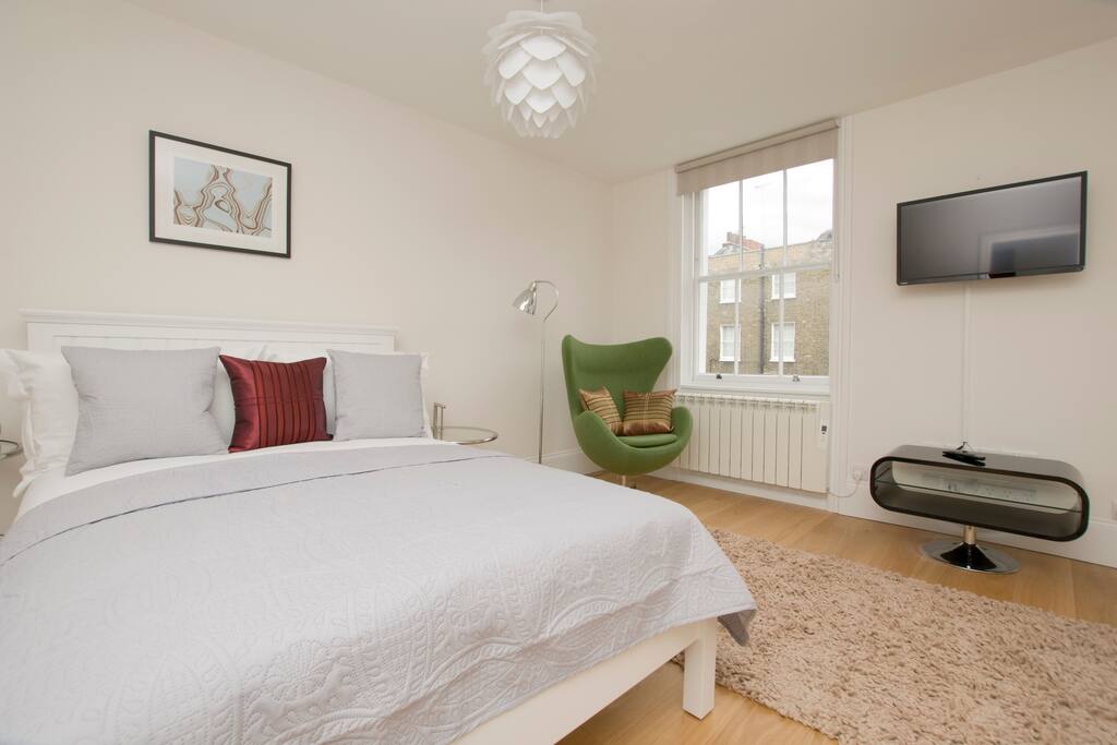 Comfortable Living-area with flat-screen TV and a work/dining table