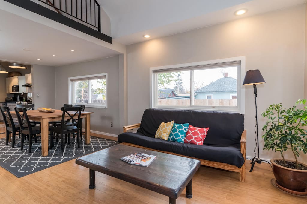 Entry area w/queen Futon
