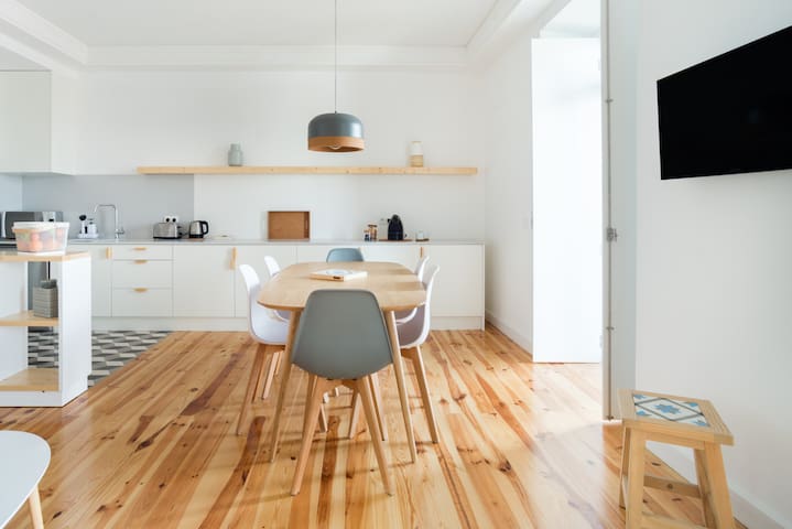 Contemple as colinas de Lisboa no terraço deste apartamento histórico