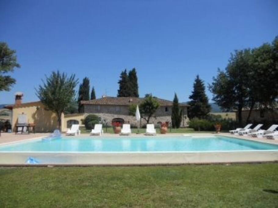Vista piscina e casa