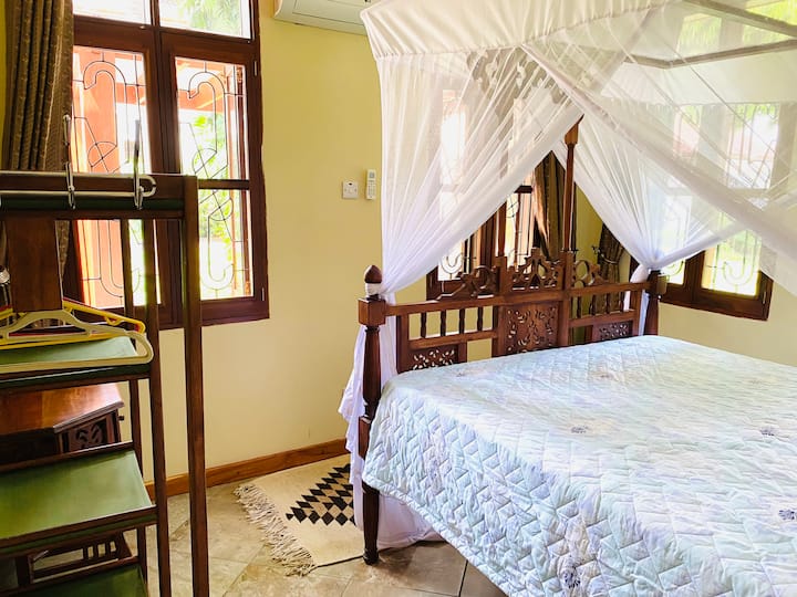 Chumba cha kulala chenye kiyoyozi na kitanda cha ukubwa wa malkia