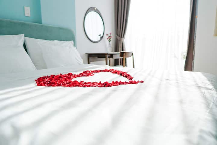 Ასე რომ, რბილი ბალიში და კომფორტის საწოლი. Დარწმუნებული ვარ, რომ აქ კარგად დაიძინებთ