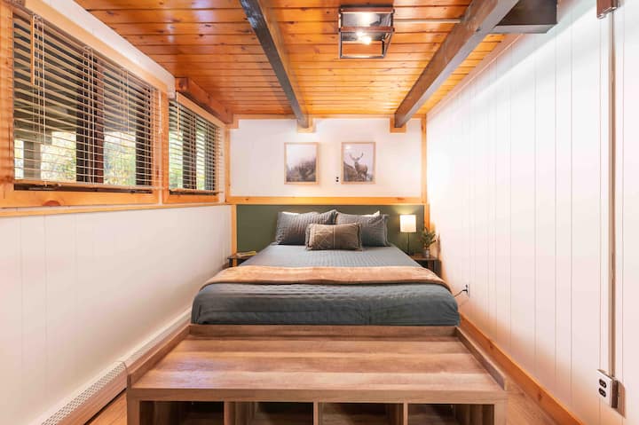 Glavna spavaća soba 
Bračni krevet (1,6x2)
Priključeno na WC 