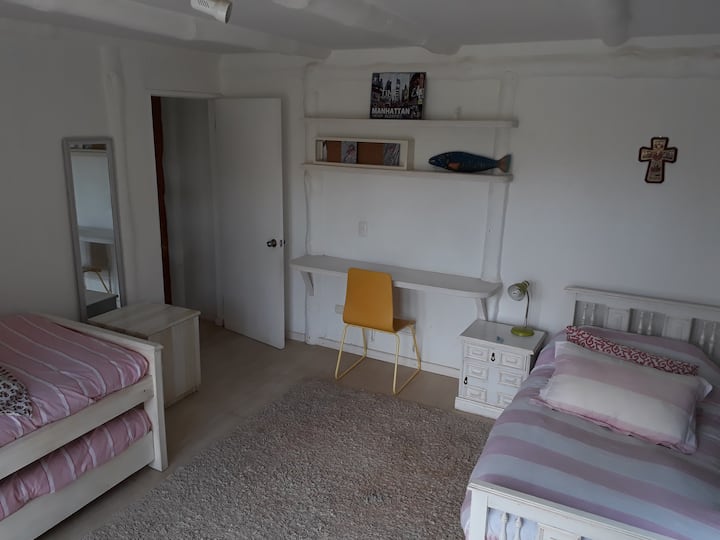 Ნაწილი #2. 1 ერთადგილიანი საწოლი და 1 დასაწოლი საწოლი.
Გასასვლელი ტერასაზე.