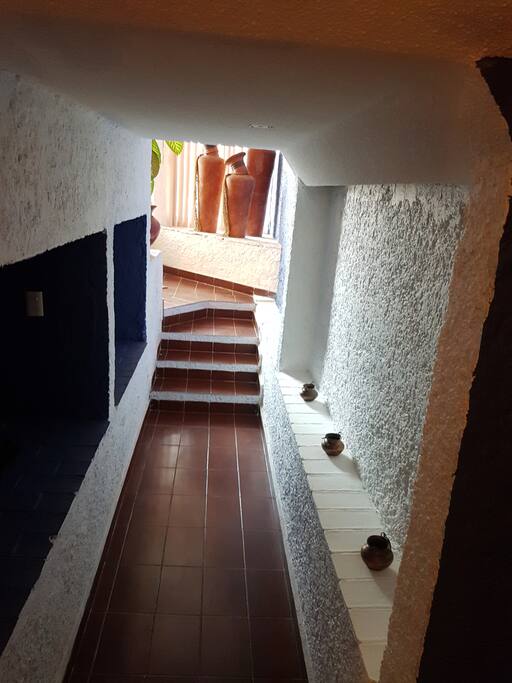 Acceso principal, pasas por abajo de la sala.