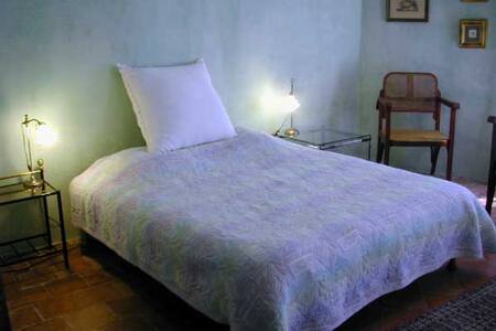 Grande chambre dans un ancien presbytere