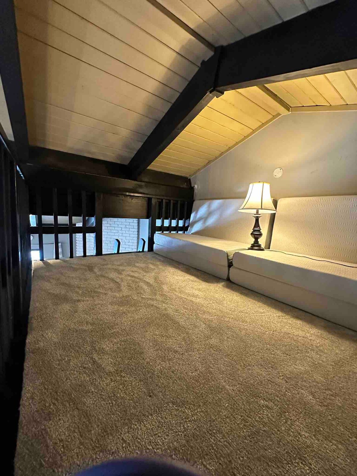 Ლოფტის ტიპის საცხოვრებელი მისადგმელი კიბითა და ორი სრული გასაშლელი ლეიბით. იდეალურია ბავშვებისთვის!