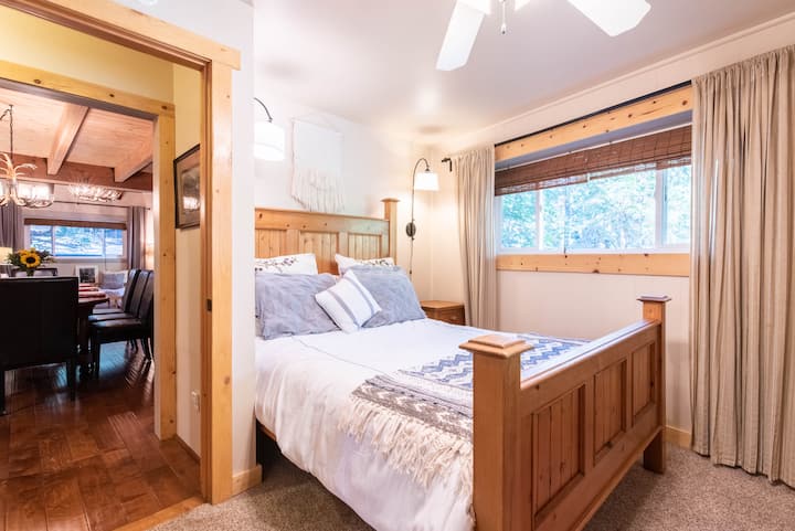 ห้องนอนส่วนตัวที่อบอุ่นชั้นล่างพร้อมเตียงควีนไซส์และพื้นที่ตู้เสื้อผ้ามากมาย