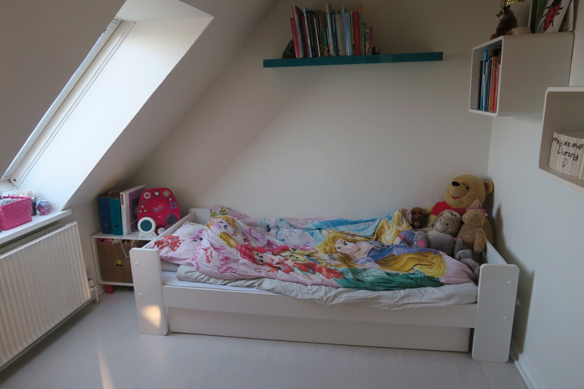 Spavaća soba na katu ispod kreveta nalazi se krevet na izvlačenje.