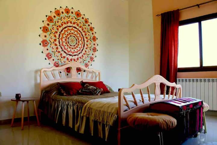 – Bračni krevet s ekskluzivnim jastucima. 